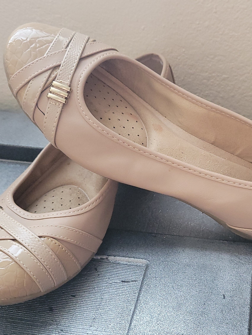 Women's Nude Ballet Flats with Textured Toe Sz 11